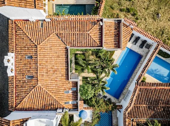 Vista aerea: techos de terracota y piscina