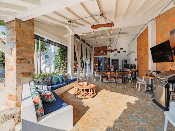 Patio BBQ con sofas, comedor, parrilla y luces
