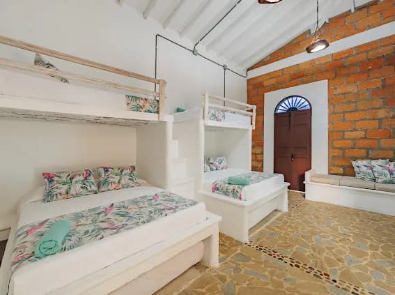 Habitacion con literas y ropa de cama tropical