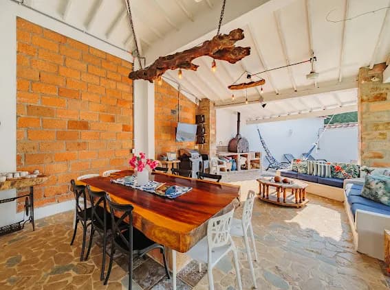 Comedor y sala con lampara de madera flotante