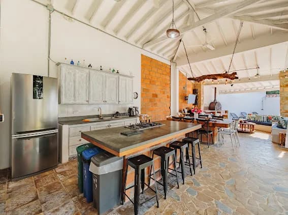 Cocina abierta con isla y bancos altos